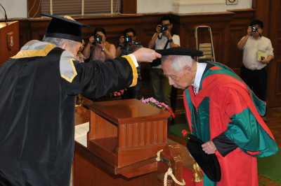 HKU confers an Honorary Degree upon Dr Henry Hu Hung Lick at the 193rd Congregation