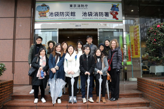 Dr Janet Borland (right), Assistant Professor Department of Japanese Studies, Dr Maki Wan (second from right), ‎Deputy General Manager of Planning and Business Development for Mitsubishi Corporation Hong Kong Limited, and the ten students participating in the Young Leaders Tour of Japan visit the Ikebukuro Life Safety Learning Center in Tokyo.