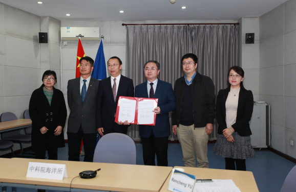 Representatives from IOCAS
From the left: Professor Li LI, Key Laboratory of Experimental Marine Biological Laboratory, CAS; Professor Caiwen LI, Deputy Head, Key Laboratory of Marine Ecology & Environmental Sciences, CAS; Professor Chaolun LI, Deputy Director of IOCAS; Professor Fan WANG, Director of IOCAS; Professor Rencheng YU, Assistant Director, Key Laboratory of Marine Ecology & Environmental Sciences, CAS; Dr Yanwei LI, Head of International Cooperation Office, IOCAS.
 