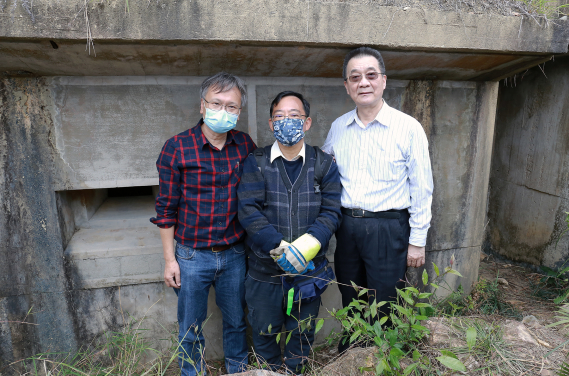 研究團隊由建築學院房地產及建設系黎偉聰教授帶領（中），成員程肇堂博士（左），以及香港抗戰歷史研究會會長吳軍捷先生。（照片提供：香港大學）