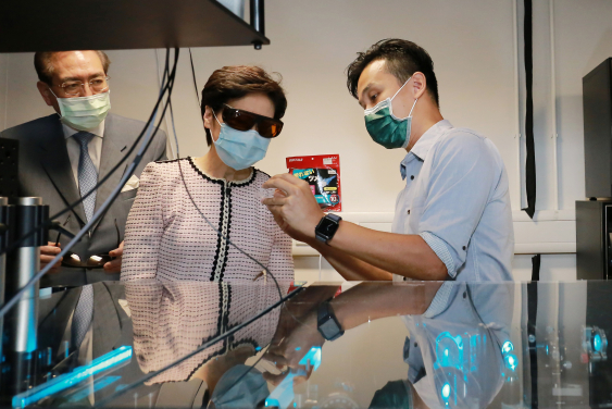 Professor Kevin Tsia, of the Department of Electrical and Electronic Engineering, introduces to the Chief Executive the pioneering homebuilt ultrafast optical microscope system at the Photonic Systems Research Laboratory