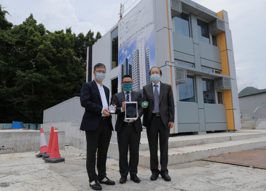 （左起）港大物業處主任譚景良先生，建築學院房地產及建築系教授呂偉生教授，以及城市規劃與設計系葉嘉安教授