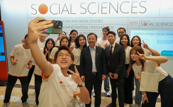 Professor Xiang Zhang, President and Vice-Chancellor of HKU, interacted with students on the Information Day.