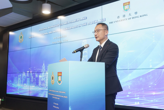 海關助理關長（情報及調查）黃浩然先生於閉幕典禮上致辭。