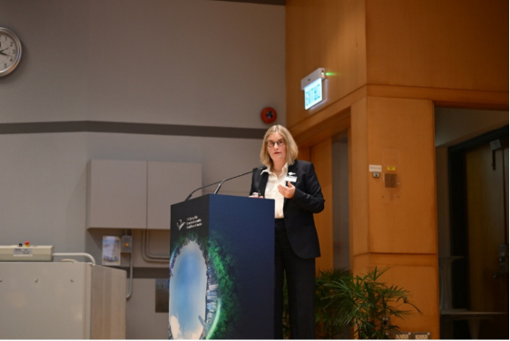 香港賽馬會基金教授（經濟學）、港大經管學院經濟學講座教授Uta Schӧnberg教授展示研究成果