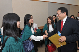 Professor Lap-Chee Tsui meets with new students from the Faculty of Law